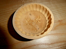 Holz-Butterform Buttermodel rund  mit Blumen benutzt als Deko