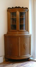 ECK VITRINE ECKSCHRANK 1920ER JAHRE EICHE MIT GESCHLIFFENEN GLASSCHEIBEN