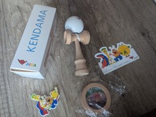 AIDA Kendama + AIDA Clubbies Magnet + AIDA Geduldspiel + AIDA Clubbies Sticker