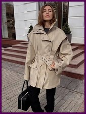 Gabardina con cuello levantado