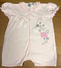 BOB der Bär hübscher rosa Mädchen-Jump Suit Body Gr.68, 5-6M mit Blümchen, 100%B