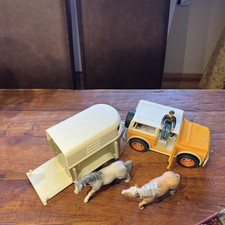 Schleich Jeep / Geländewagen 40184 mit Fahrer + Pferdeanhänger 40185 2 Pferde