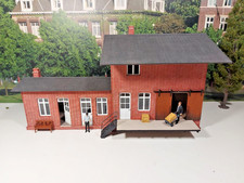 MSM  kleiner Bahnhof mit Zubehör, Fertigmodell, handbemalt, Spur 0, 1:45