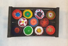 KUNST MIT HUMOR. Kunst aus Abfall "Alles Käse!" Käseschachteln in Obststiege