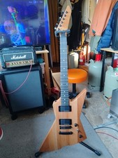 E-Gitarre mit Ständer und