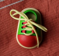 PLAN TOYS Kleinkindwelt Holzspielzeug Bind-den-Schuh, neu, in OVP, Marionette