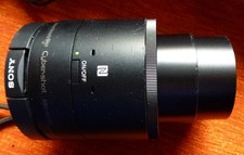 Sony Cyber-shot DSC-QX100 20.2MP Aufsteckkamera für Handy mit Zeiss Vario Sonnar