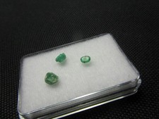 A11.......2 rohe und 1 facettierter Smaragd aus dem Habachtal