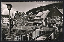 AK Furtwangen im Schwarzwald, kleine Brücke zu den Geschäften hin, Kuckuckuhren 