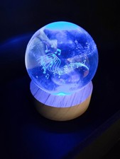 Glaskugel mit Holzsockel, ca 6cm, elektr. Beleuchtung, Farbwechsel  Musik