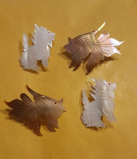 Konvolut bestehend aus 4 Anstecknadeln 2X Drachenhund und 2X Fisch aus Perlmutt