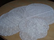 9 teiliges Set von Tischdecken/ Zierdecken Stickerei Lochmuster Spitze Schweiz