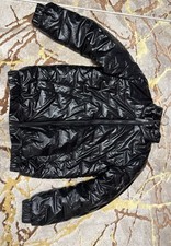 Schwarze Hochglanz-Pufferjacke