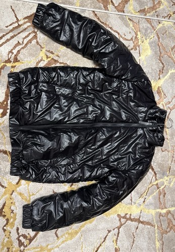 Schwarze hochglanz pufferjacke - schwarze, hochglanz-pufferjacke