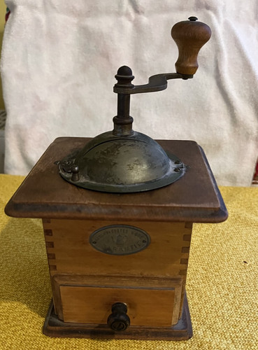 Sehr alte kaffemühle aus - sehr,