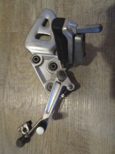 Fussrastenanlage vorn links