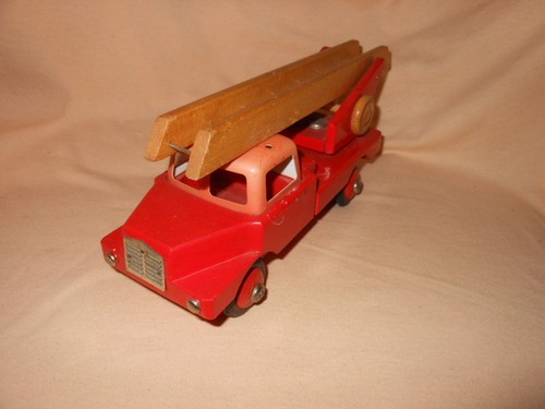 Altes holz feuerwehrauto mit - altes,