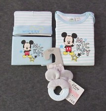 Disney Baby Geschenk Set MICKY MAUS Body Lätzchen Mütze 3-6 & PRIMARK Greifling