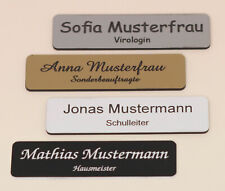 Namensschild inkl. Gravur, mit Magnet oder Nadel, in Gold,silber,schwarz,weiß.