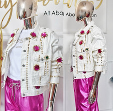 Damen Weiße Jeansjacke mit Pinkfarbene Schmucksteine Und Nieten Gr. S