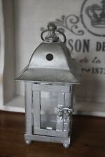 Kleine Laterne aus Metall und