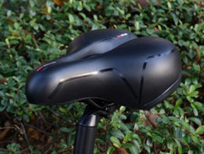 Fahrradsitz schwarz rot