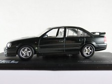 IXO #07 Opel Lotus Omega (1989) in british empiregrün metallic 1:43 PC-Vitrine
