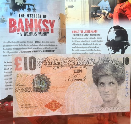 Banksy lady faced tenner - di-,