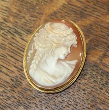 750 Gelbgold-Brosche/Anhänger mit Muschelgemme- 3,7 x 3,0 cm lang - 7,4 g (G1)