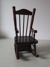 Großer musikalischer Puppen-Schaukelstuhl, Sprossen braun, 30 x 20 x 12 cm Musik