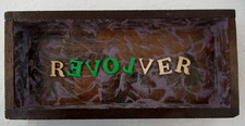 Objekt Schrift Holz Revolver Love