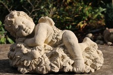 Engel auf der Seite liegend