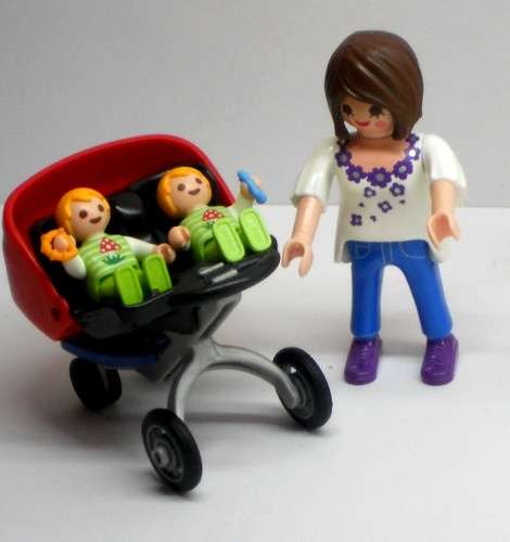 Mama mit zwillingswagen - mit,
