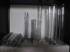 26 x  Messzylinder hohe Form mit  Glas + Kunststofffuß.