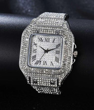 Funkelnde silberfarbene Uhr im