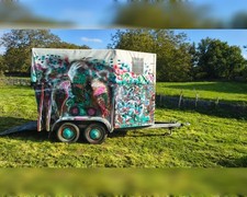 Freiluft Atelier - Pferdeanhänger mit Engelsflügel