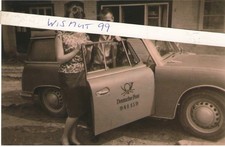 Deutsche Post-Foto Oldtimer DDR VEB IFA PKW P 70 Kombi mit einem Ehepaar