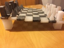 Schachspiel aus Alabaster,  kunstvoll und außergewöhnlich , grau - weiß