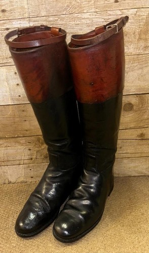Schwarze lederreitstiefel mit - schwarze,