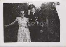 Foto, Kriegsmarine, Vorpostenboot Hirsch, Offizier mit Dame (MJ-46)1025