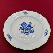 MEISSEN TELLER AUS PORZELLAN BLAUE BLUME MIT GOLDGRÄSERN UND INSEKTEN 18cm