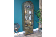 Metallvitrine im Industriestil