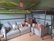 Ein Hochbett Ikea Svärta mit