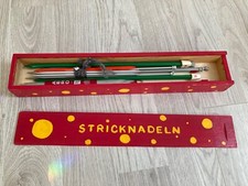 Holzbox Stricknadeln mit Sammlung verschiedener Stricknadeln Stärke 2,5 bis 8