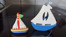 2 Deko Segelboot eins in bunt plus Holz Segelboot in blau/weiß