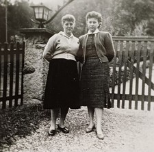 Weißenfels zwei junge Frauen stehen Arm in Arm vor Zaun Laterne Freundinnen Foto