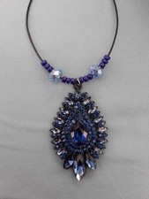 Modeschmuck Lederbandkette Collier Kurz Kristallanhänger Groß Blau Swarovski