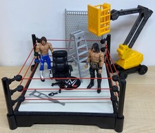 WWE Talking Wrestling Ring mit Zubehör Set, AJ Styles & Seth Rollins Figuren