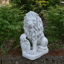 Löwe mit Schild rechts