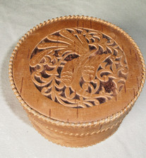 runde Box aus Birkenrinde mit geschnitzten Deckel